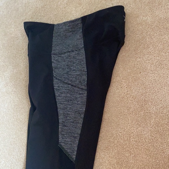 Old navy Active High Rise Leggings with Pockets - Picture 4 of 9